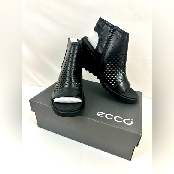 ECCO- FREJA OPEN TOE HOODED WEDGE LEATHER SANDAL BLACK EU SIZE 41 , US 1… - Picture 8 of 8